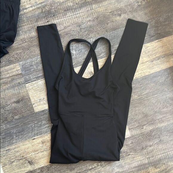 4 piece XS workout bundle! Buffbunny, carbon38, girlfriend collective and Varley - Picture 10 of 16